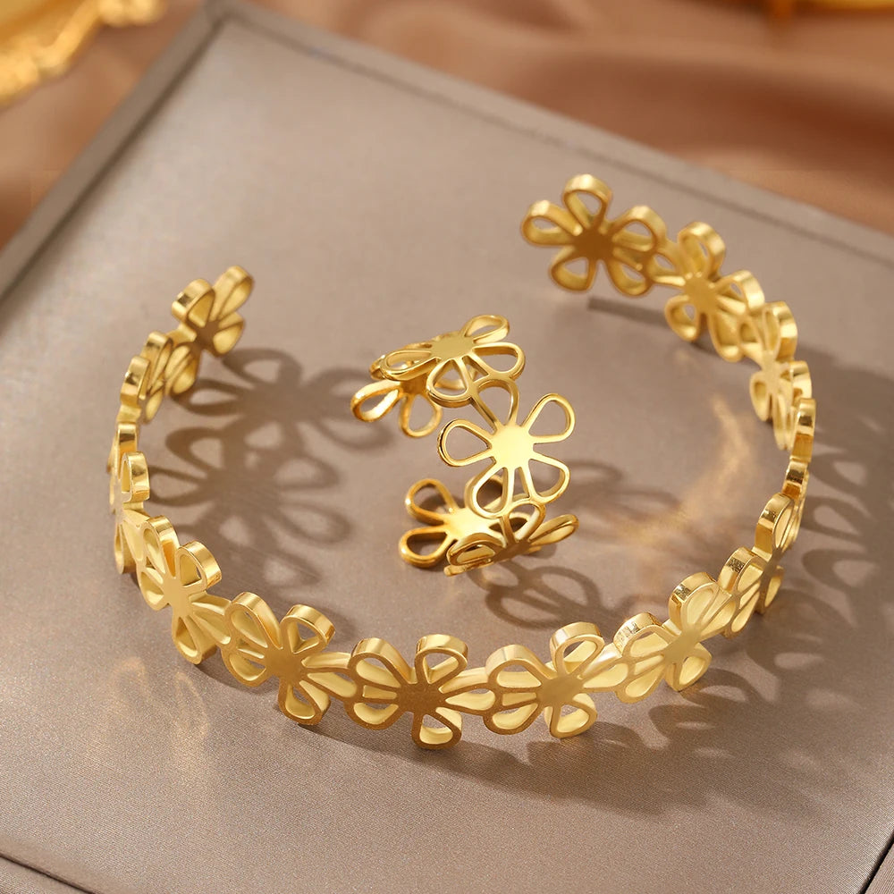 Ensemble de bagues et bracelets en acier inoxydable, style rétro original, ornés de fleurs ajourées. Bijou de haute qualité, inaltérable.
