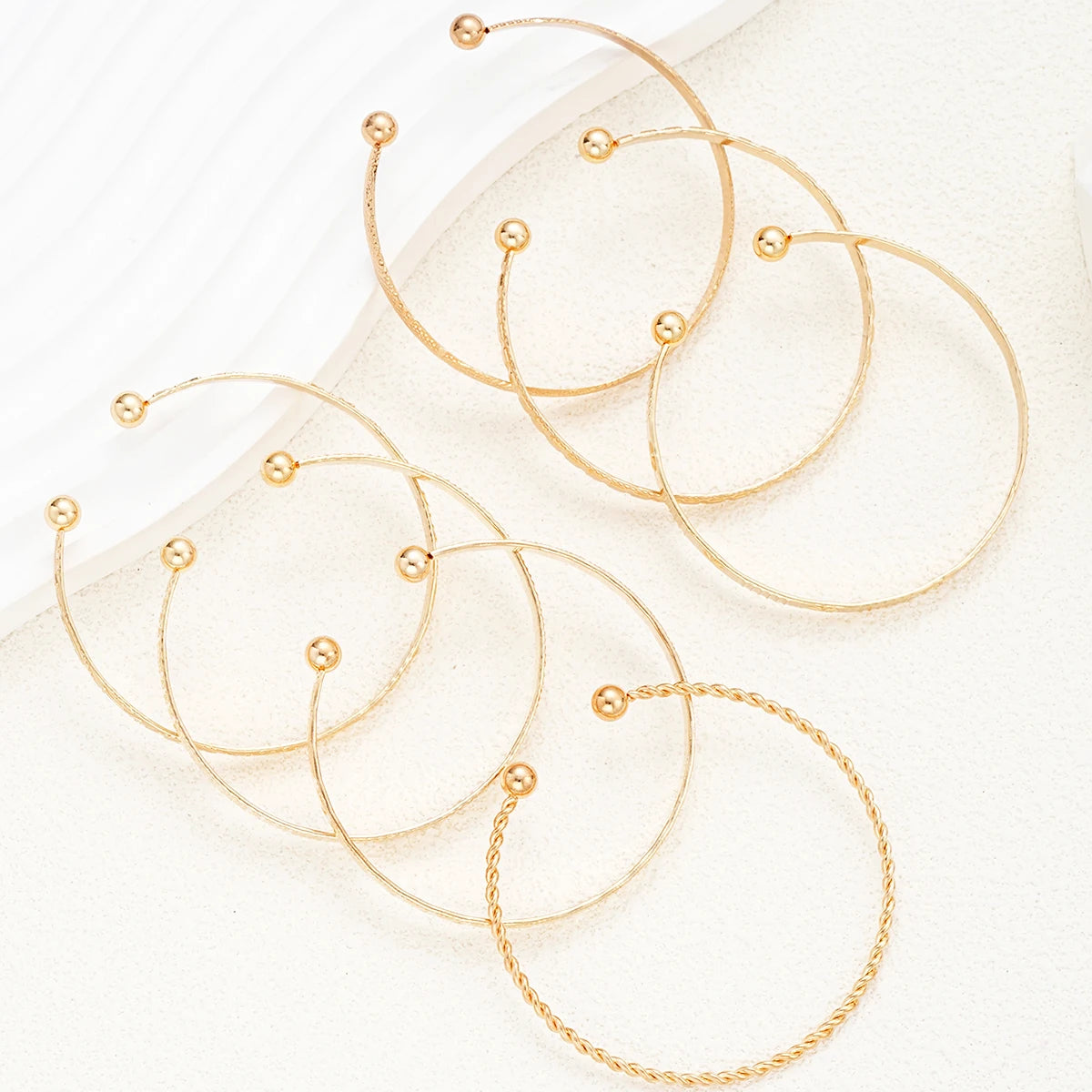 Ensemble de 7 bracelets punk dorés pour femmes, style streetwear gothique, imprimés cœurs, design en métal, jonc ouvert