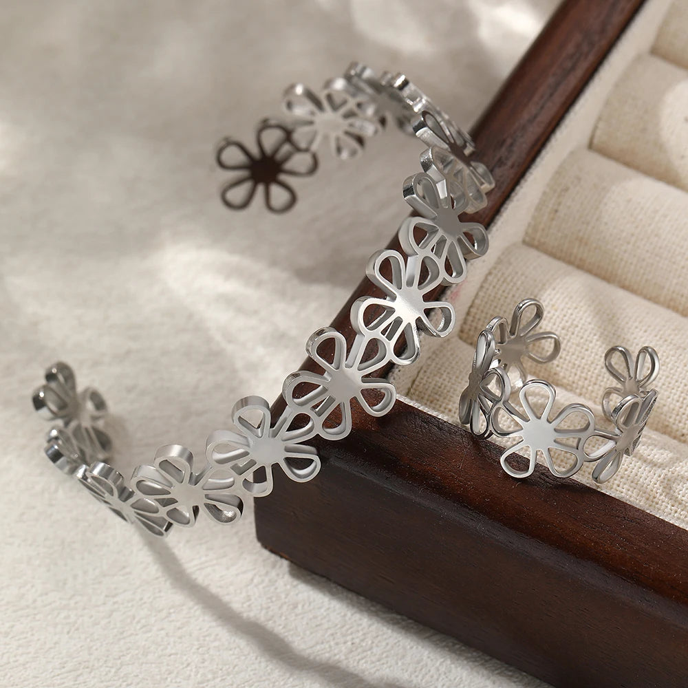 Ensemble de bagues et bracelets en acier inoxydable, style rétro original, ornés de fleurs ajourées. Bijou de haute qualité, inaltérable.