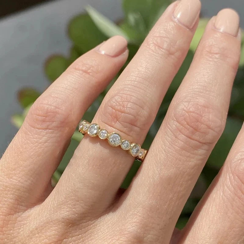 Bague Huitan tendance ronde en zircon cubique pour femme, coloris argent/doré. Accessoire féminin tendance à porter au quotidien.