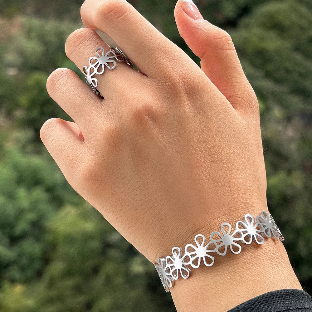 Ensemble de bagues et bracelets en acier inoxydable, style rétro original, ornés de fleurs ajourées. Bijou de haute qualité, inaltérable.