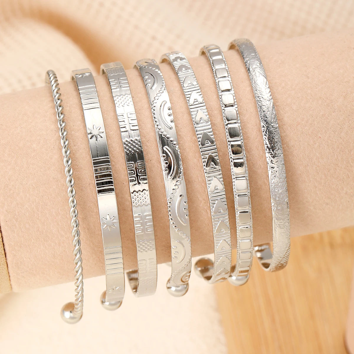 Ensemble de 7 bracelets joncs vintage élégants en forme de losange et de cœur, couleur or, lisses, pour femme, bijou à breloques