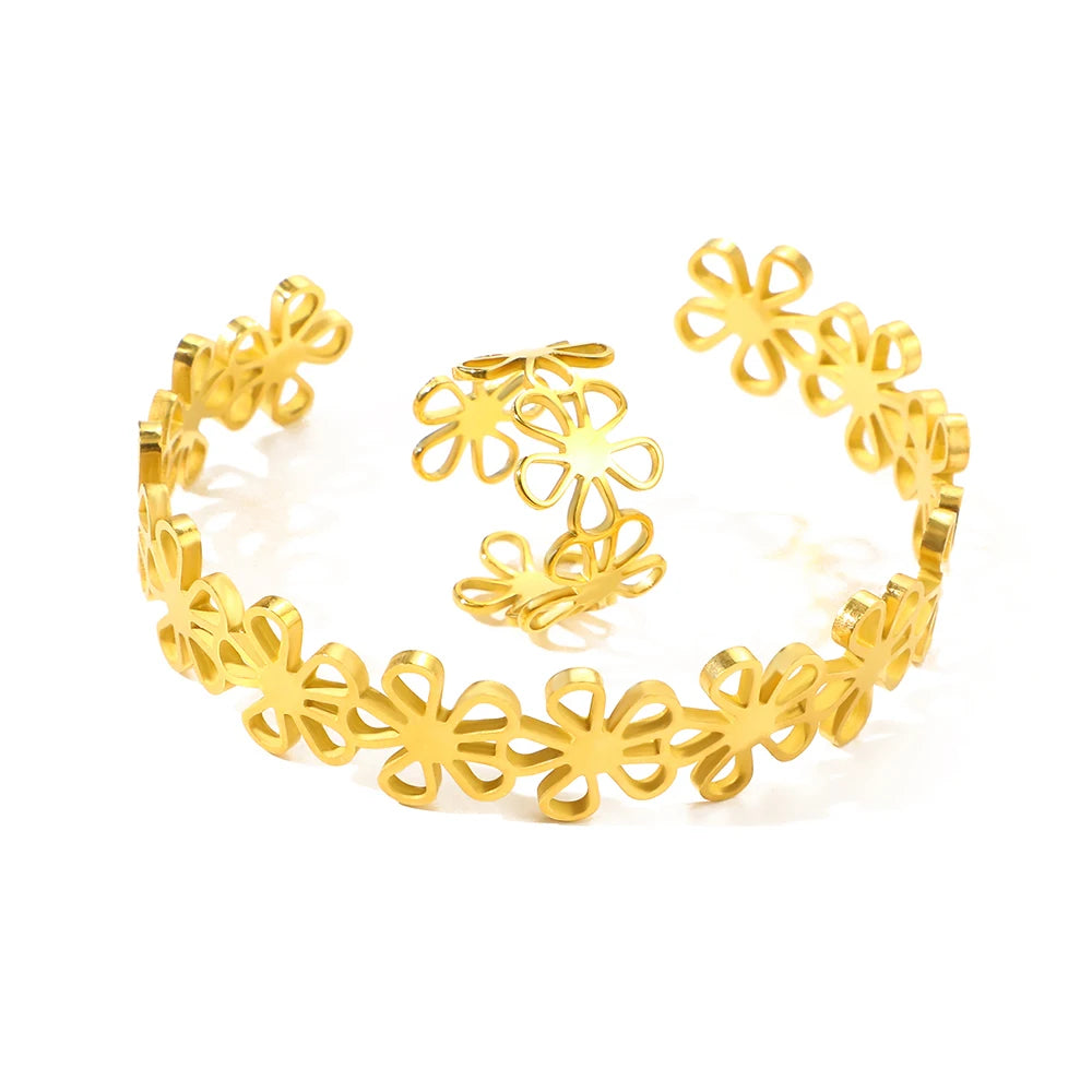 Ensemble de bagues et bracelets en acier inoxydable, style rétro original, ornés de fleurs ajourées. Bijou de haute qualité, inaltérable.