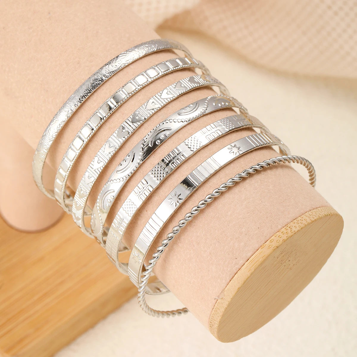 Ensemble de 7 bracelets joncs vintage élégants en forme de losange et de cœur, couleur or, lisses, pour femme, bijou à breloques