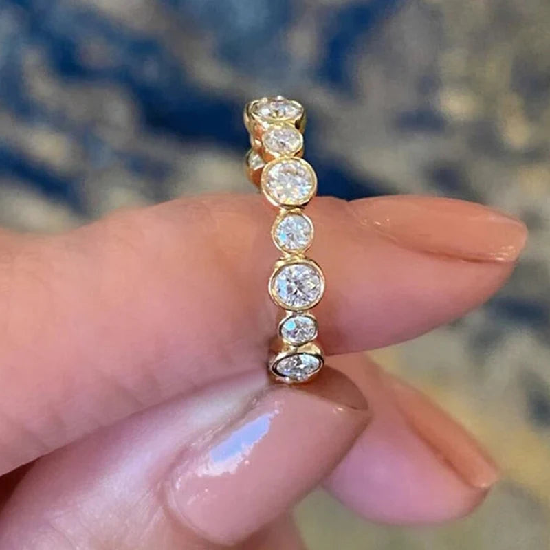 Bague Huitan tendance ronde en zircon cubique pour femme, coloris argent/doré. Accessoire féminin tendance à porter au quotidien.